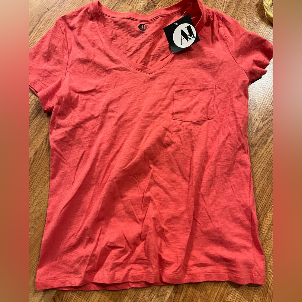 A&I WOMENS VNECK TEE. SMALL. CORAL